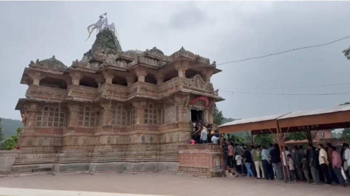 Shamlaji Temple: શ્રાવણ માસ નિમિત્તે ભવ્ય હિંડોળા મનોરથ, કૃત્રિમ વરસાદ વચ્ચે નૌકા વિહાર