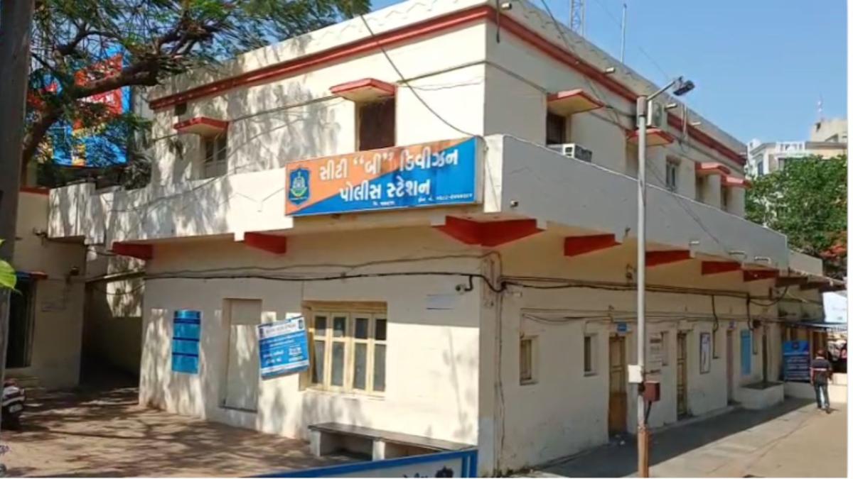Jamnagar: પોલીસ કસ્ટડીમાંથી આરોપી ફરાર, ટ્રાફિકનો લાભ લઈ અન્ય બાઈક પર બેસી ભાગ્યો